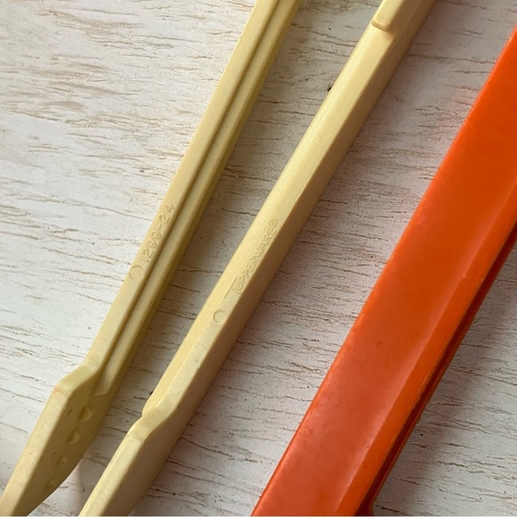 Vintage Tupperware #1299 Party Prize Tongs Set Of Two - Picture 2 of 3